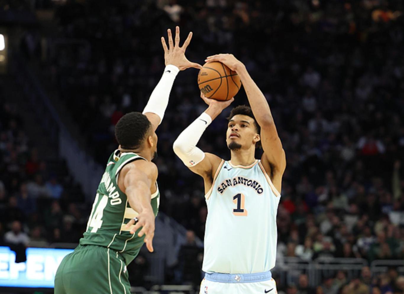  字母哥巅峰对决，Karsa与70激战日本队分钟，出色防守胜负难料！-半岛体育